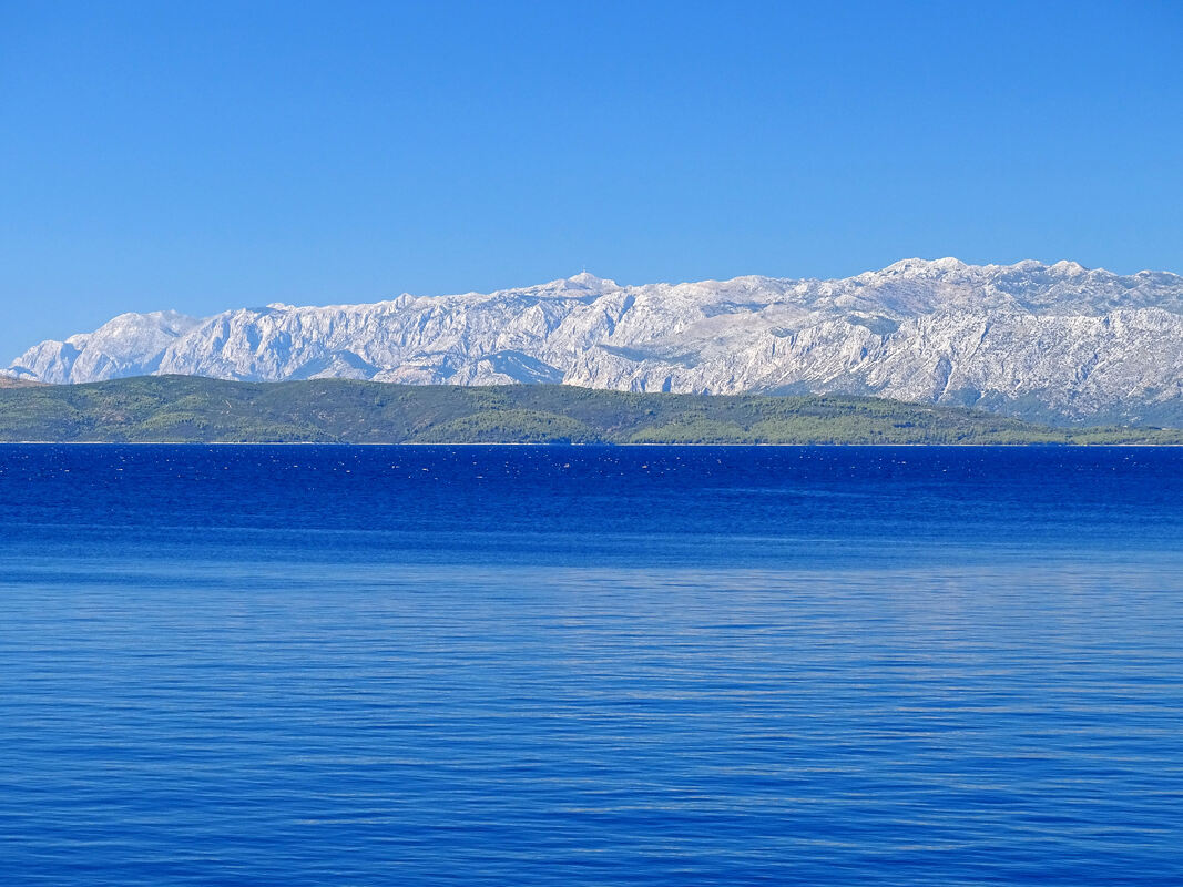 Pogled s poluotoka Pelješca na otok Hvar i u pozadini planinu Biokovo
