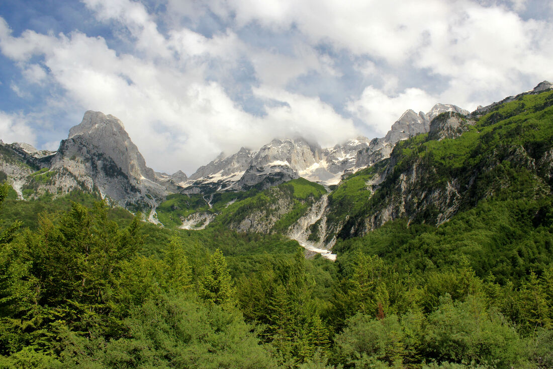 Maja Grykat e Hapëta, pogled iz podožja u dolini Valbone