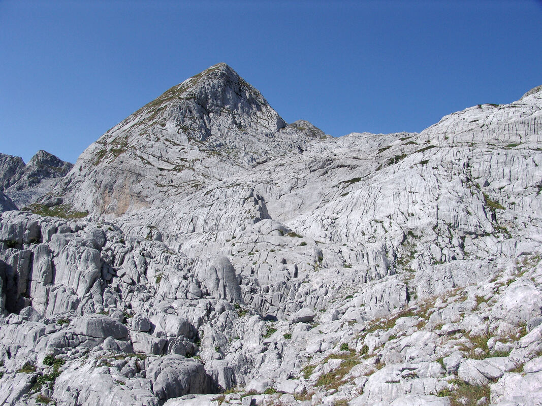 Krševit teren između padina Kote 2291 m i Maje Shkurt