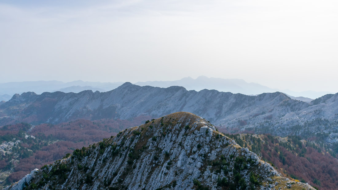 Pogled s vrha Velika Jastrebica na greben Pazue (u pozadini)