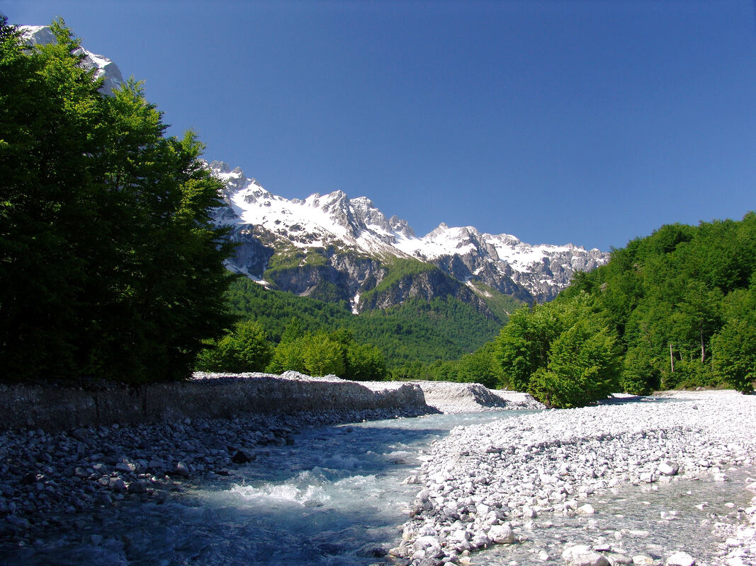 Rijeka Valbona i Krasnićke planine u pozadini